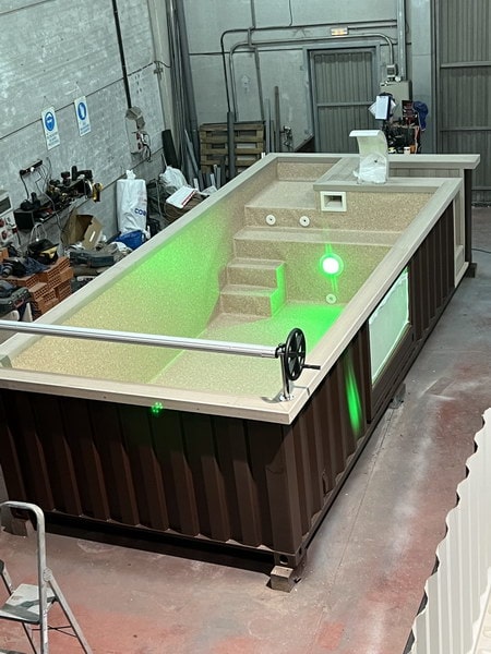 Contenedor de 20 pies transformado en piscina